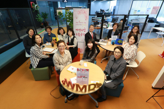 성남산업진흥재단(대표 장병화)이 올해 '성남 여성기업 포럼'(Women Make Dream) 출범과 함께 킨스타워(분당구 정자동 소재) 21층에 여성 기업인들을 위한 소통공간을 마련하는 등 여성 기업인 지원에 적극 나선다고 14일 밝혔다. 장병화 성남산업진흥재단 대표(가운대 남성)가 성남시 여성기업인들과 간담회를 하고 있다. 성남산업진흥재단 제공